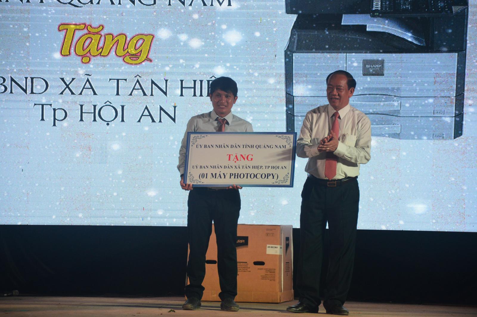 Dịp này, UBND tỉnh Quảng Nam cũng trao tặng 1 máy photocopy cho UBND xã Tân Hiệp. Ảnh: L.T
